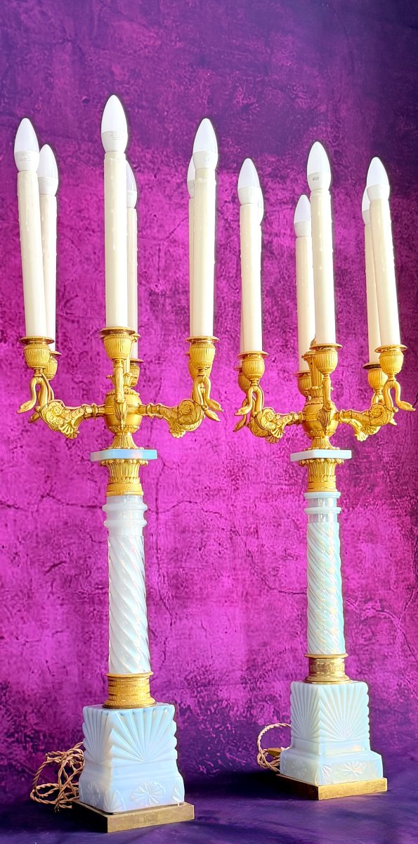PAIRE DE CANDÉLABRES EN OPALINE « BULLE DE SAVON » ET BRONZE DORÉ D'ÉPOQUE CHARLES X