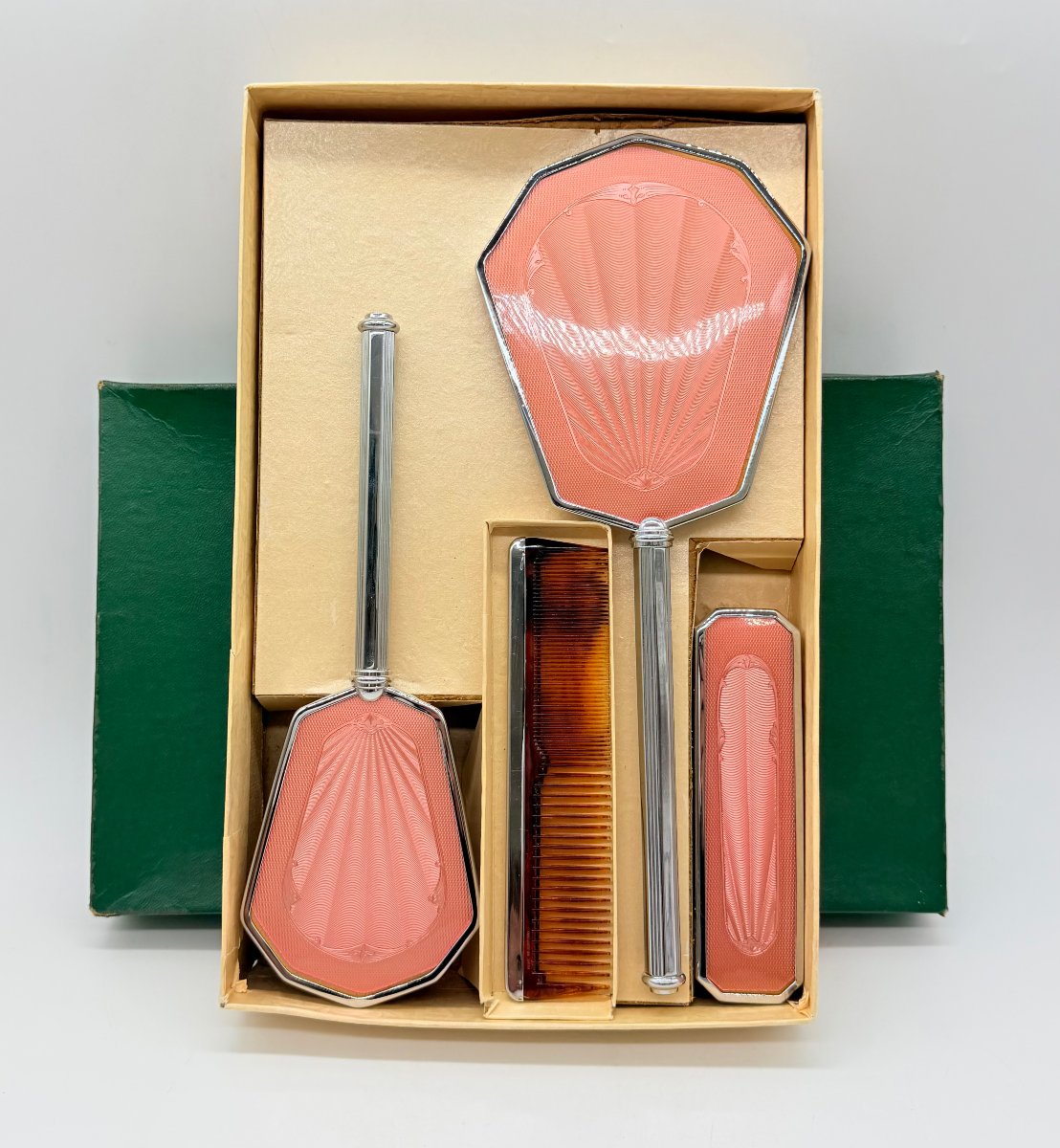 ÉCRIN DE NÉCESSAIRE DE TOILETTE ART DÉCO EN ÉMAIL GUILLOCHÉ ROSE ET MÉTAL ARGENTÉ, VERS 1930