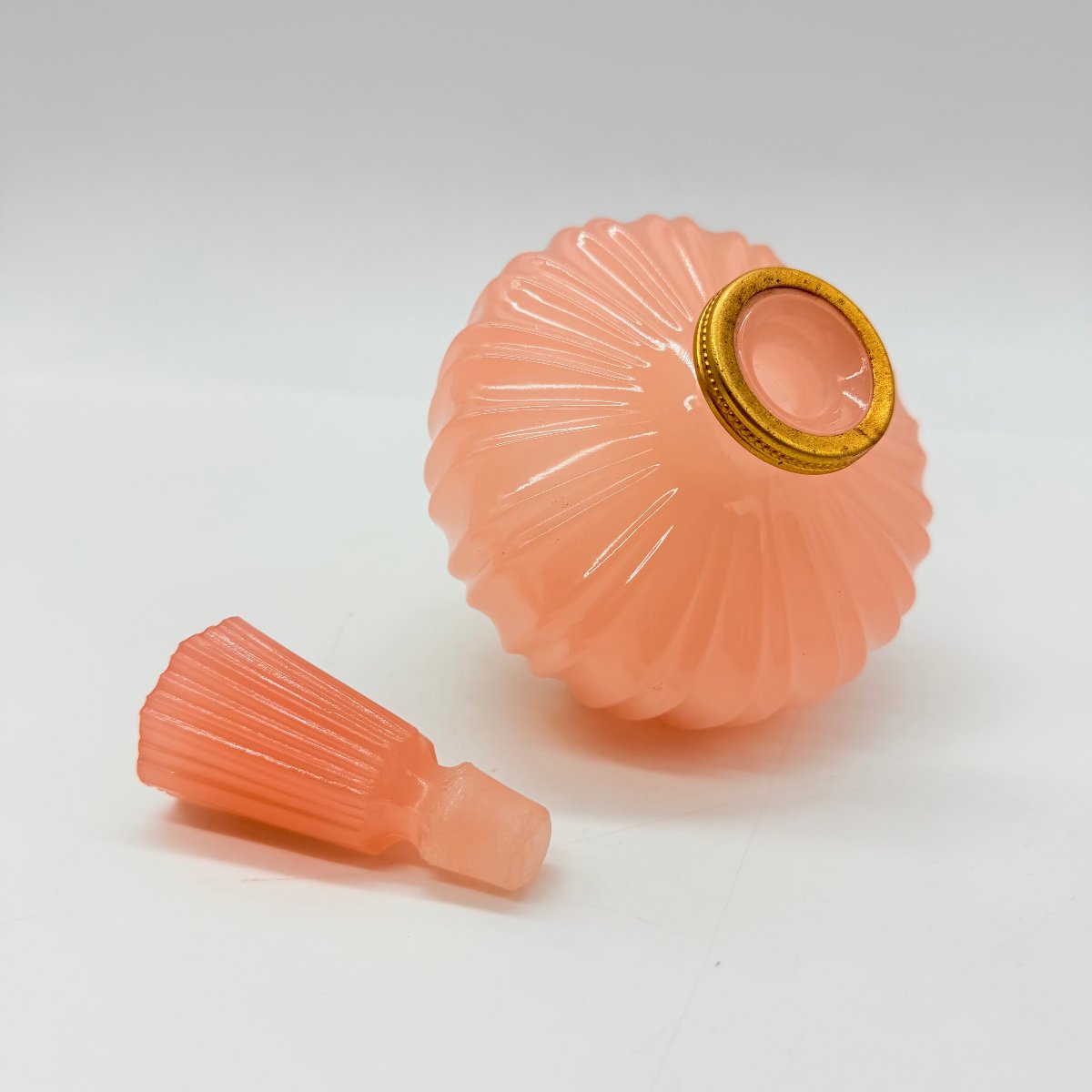 FLACON DE TOILETTE EN OPALINE COULEUR PÊCHE ET MONTURE EN LAITON DORÉ, ÉPOQUE CHARLES X   -photo-2