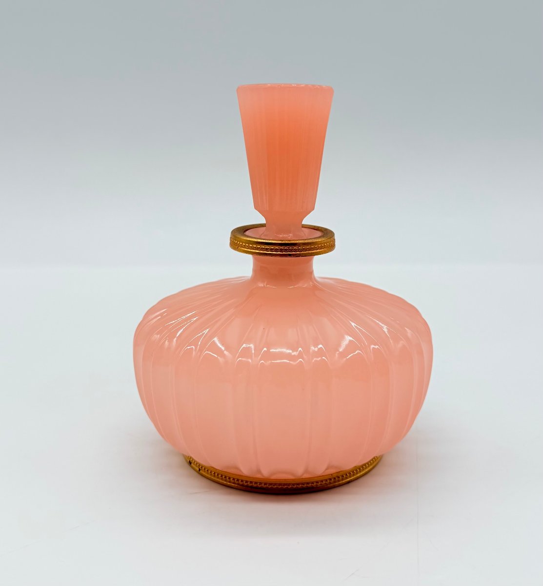 FLACON DE TOILETTE EN OPALINE COULEUR PÊCHE ET MONTURE EN LAITON DORÉ, ÉPOQUE CHARLES X   -photo-3