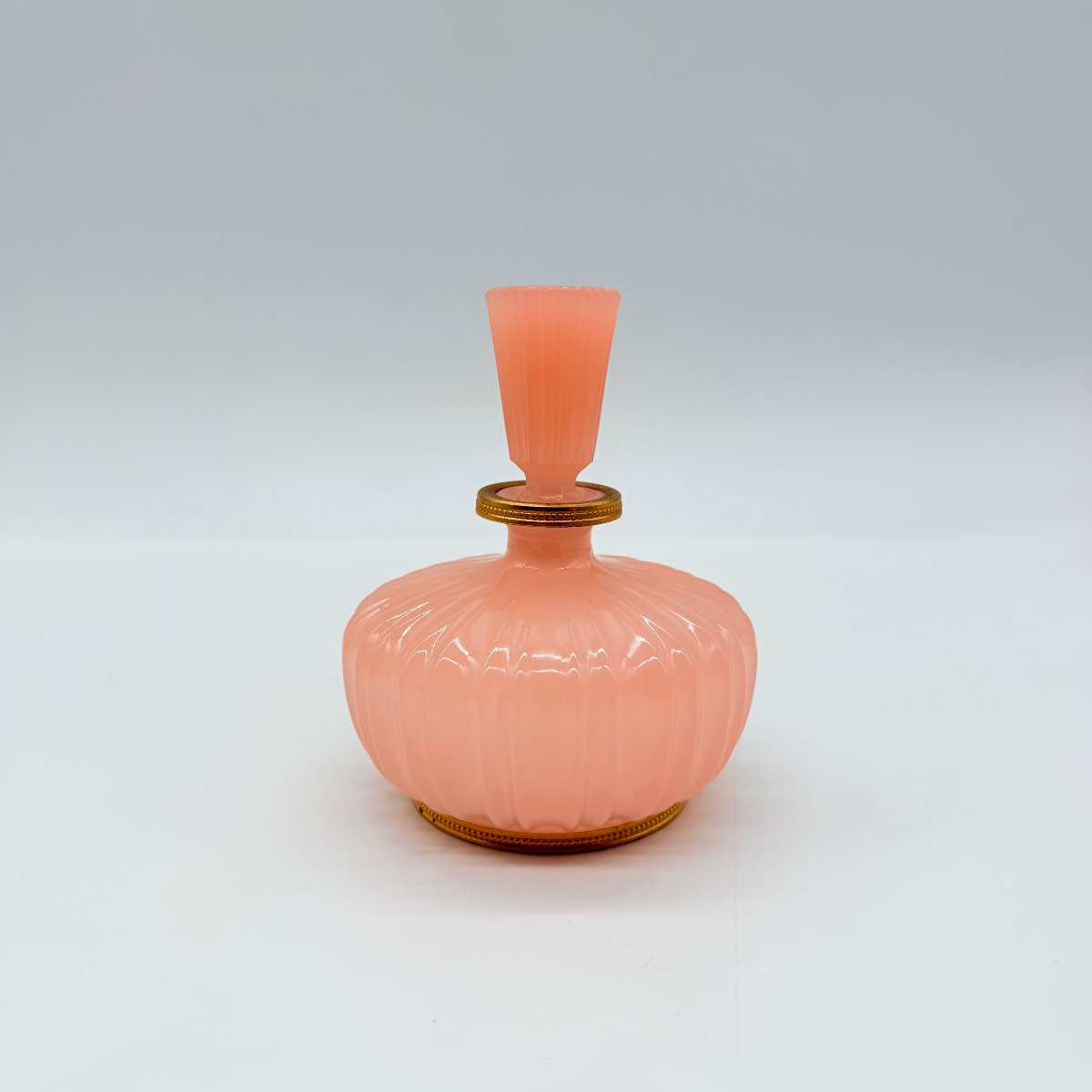 FLACON DE TOILETTE EN OPALINE COULEUR PÊCHE ET MONTURE EN LAITON DORÉ, ÉPOQUE CHARLES X   -photo-4