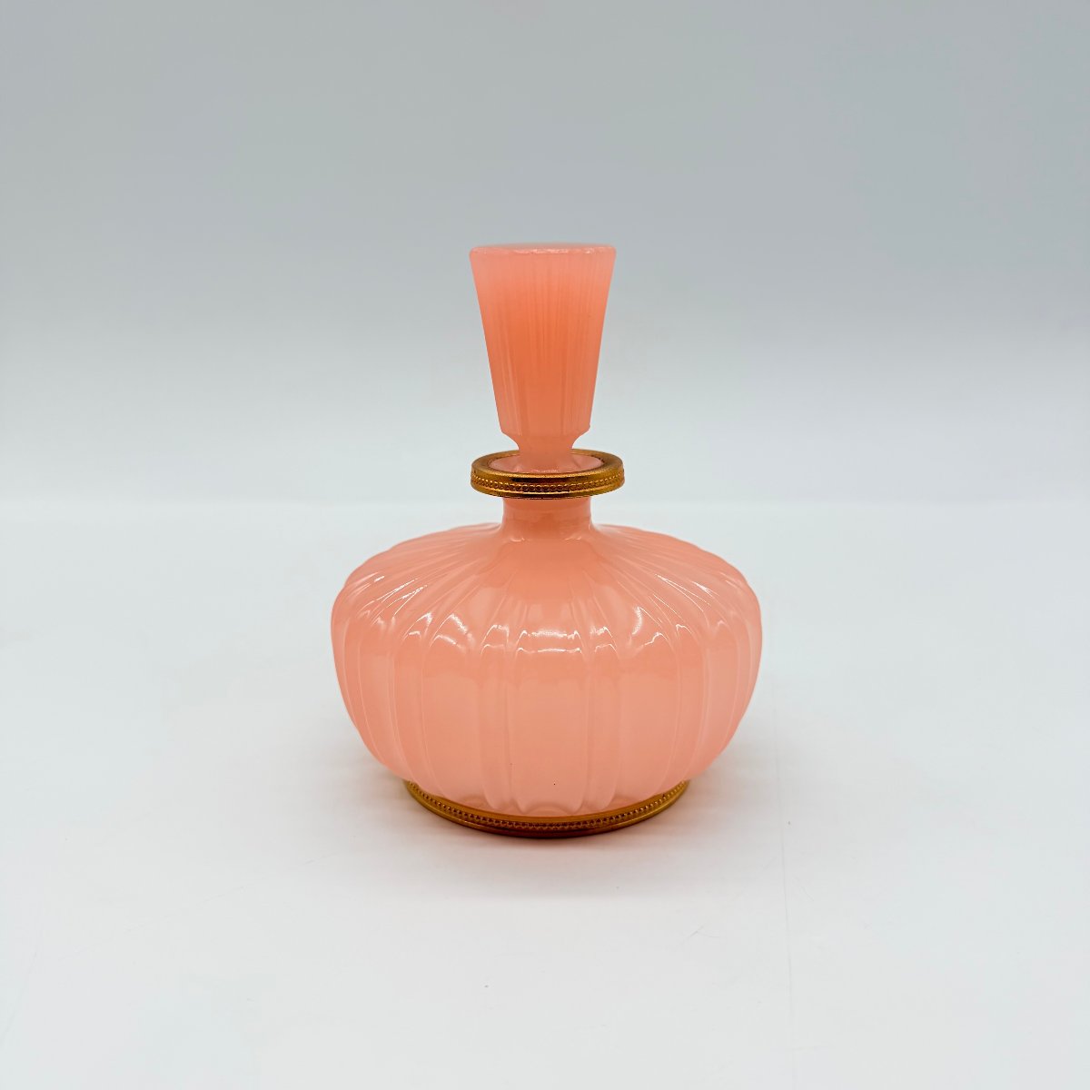 FLACON DE TOILETTE EN OPALINE COULEUR PÊCHE ET MONTURE EN LAITON DORÉ, ÉPOQUE CHARLES X   -photo-1