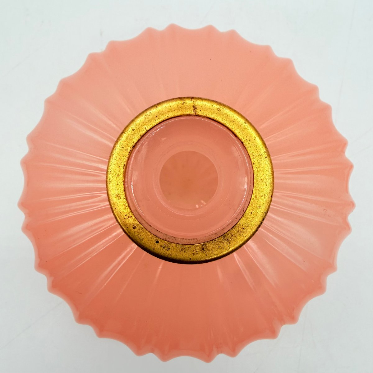 FLACON DE TOILETTE EN OPALINE COULEUR PÊCHE ET MONTURE EN LAITON DORÉ, ÉPOQUE CHARLES X   -photo-3