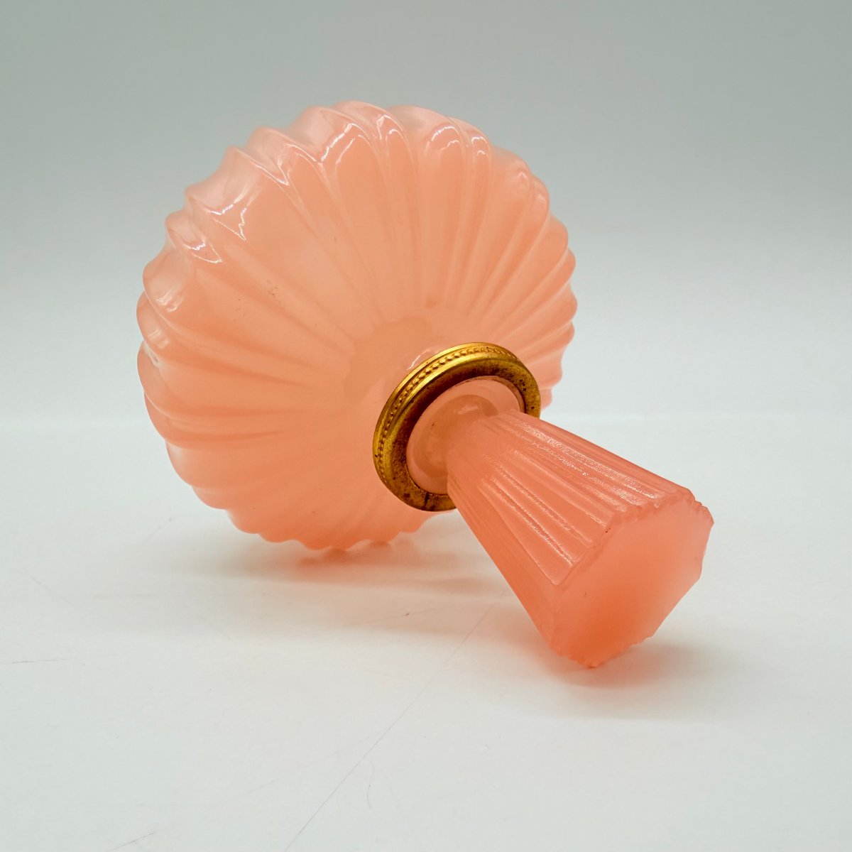 FLACON DE TOILETTE EN OPALINE COULEUR PÊCHE ET MONTURE EN LAITON DORÉ, ÉPOQUE CHARLES X   -photo-5