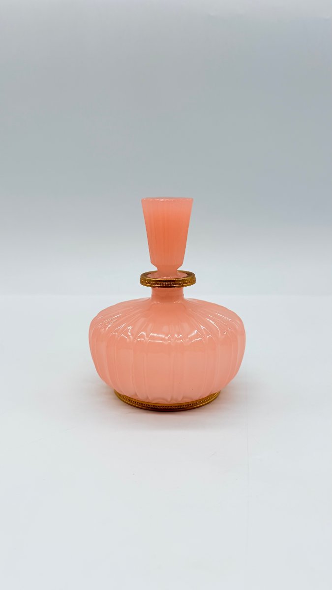FLACON DE TOILETTE EN OPALINE COULEUR PÊCHE ET MONTURE EN LAITON DORÉ, ÉPOQUE CHARLES X   