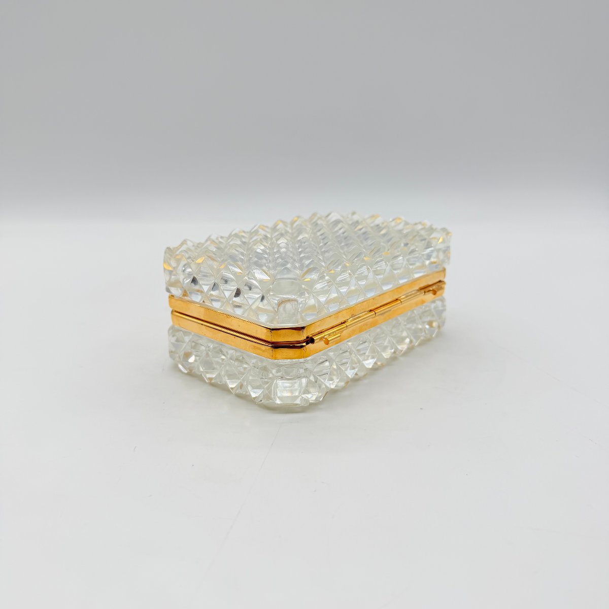 COFFRET EN CRISTAL MOULÉ À POINTE DE DIAMANT ET LAITON DORÉ, ÉPOQUE CHARLES X  -photo-4