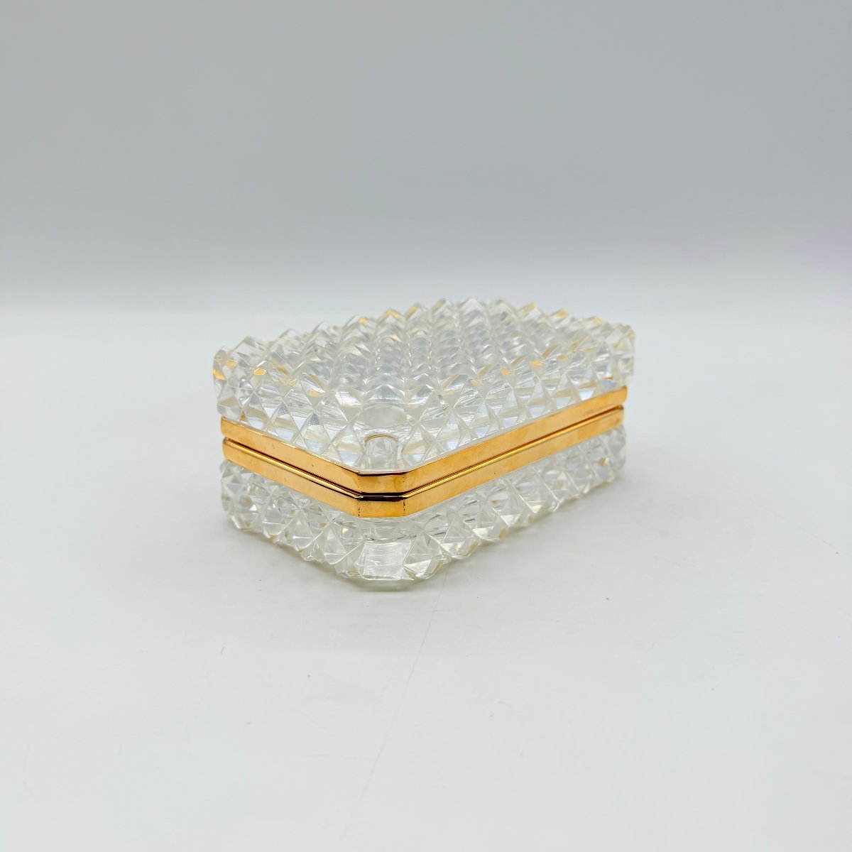 COFFRET EN CRISTAL MOULÉ À POINTE DE DIAMANT ET LAITON DORÉ, ÉPOQUE CHARLES X  -photo-1