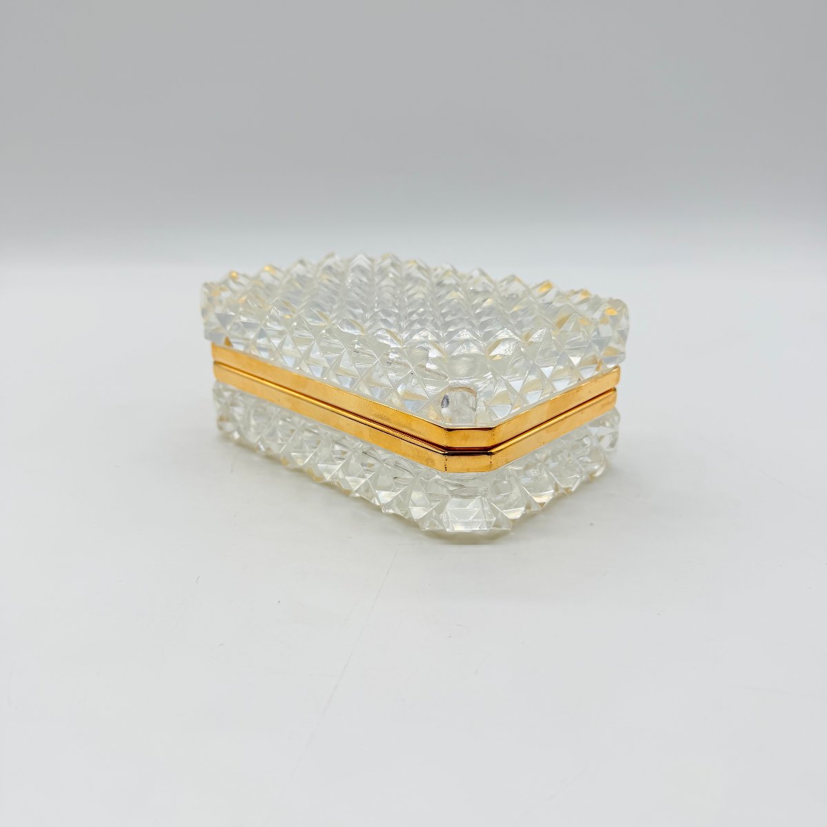 COFFRET EN CRISTAL MOULÉ À POINTE DE DIAMANT ET LAITON DORÉ, ÉPOQUE CHARLES X  