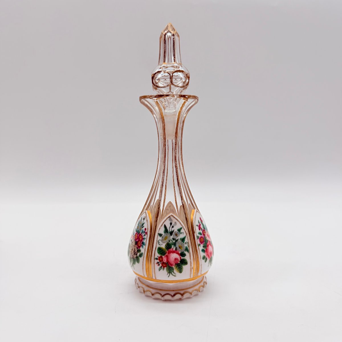 FLACON À PARFUM EN CRISTAL DOUBLÉ BLANC OPALIN ÉMAILLÉ ET DORÉ, BOHÊME, XIXe-photo-2