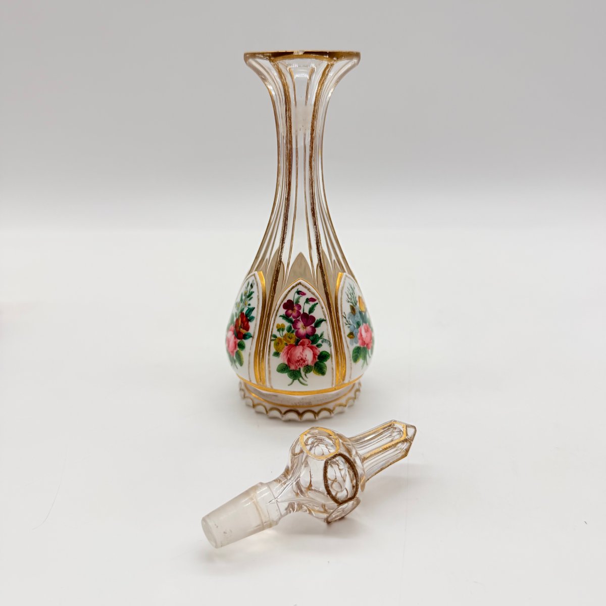 FLACON À PARFUM EN CRISTAL DOUBLÉ BLANC OPALIN ÉMAILLÉ ET DORÉ, BOHÊME, XIXe-photo-1