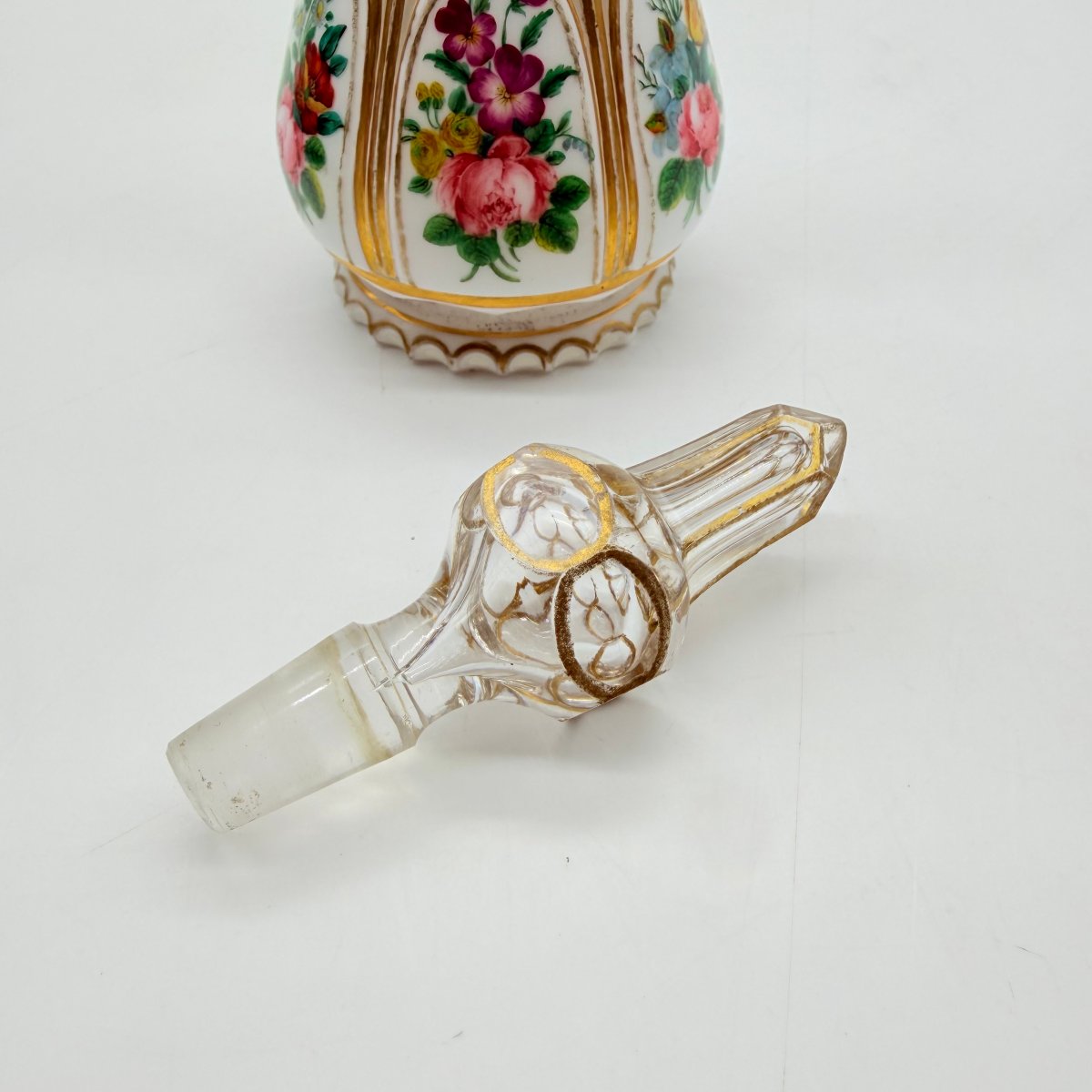 FLACON À PARFUM EN CRISTAL DOUBLÉ BLANC OPALIN ÉMAILLÉ ET DORÉ, BOHÊME, XIXe-photo-2