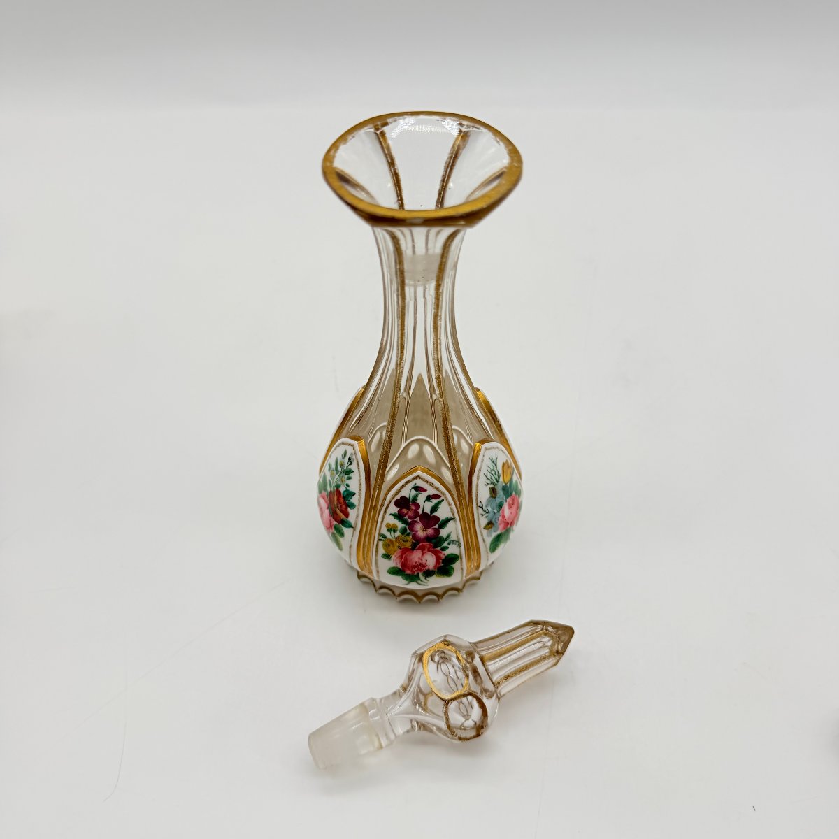 FLACON À PARFUM EN CRISTAL DOUBLÉ BLANC OPALIN ÉMAILLÉ ET DORÉ, BOHÊME, XIXe-photo-3
