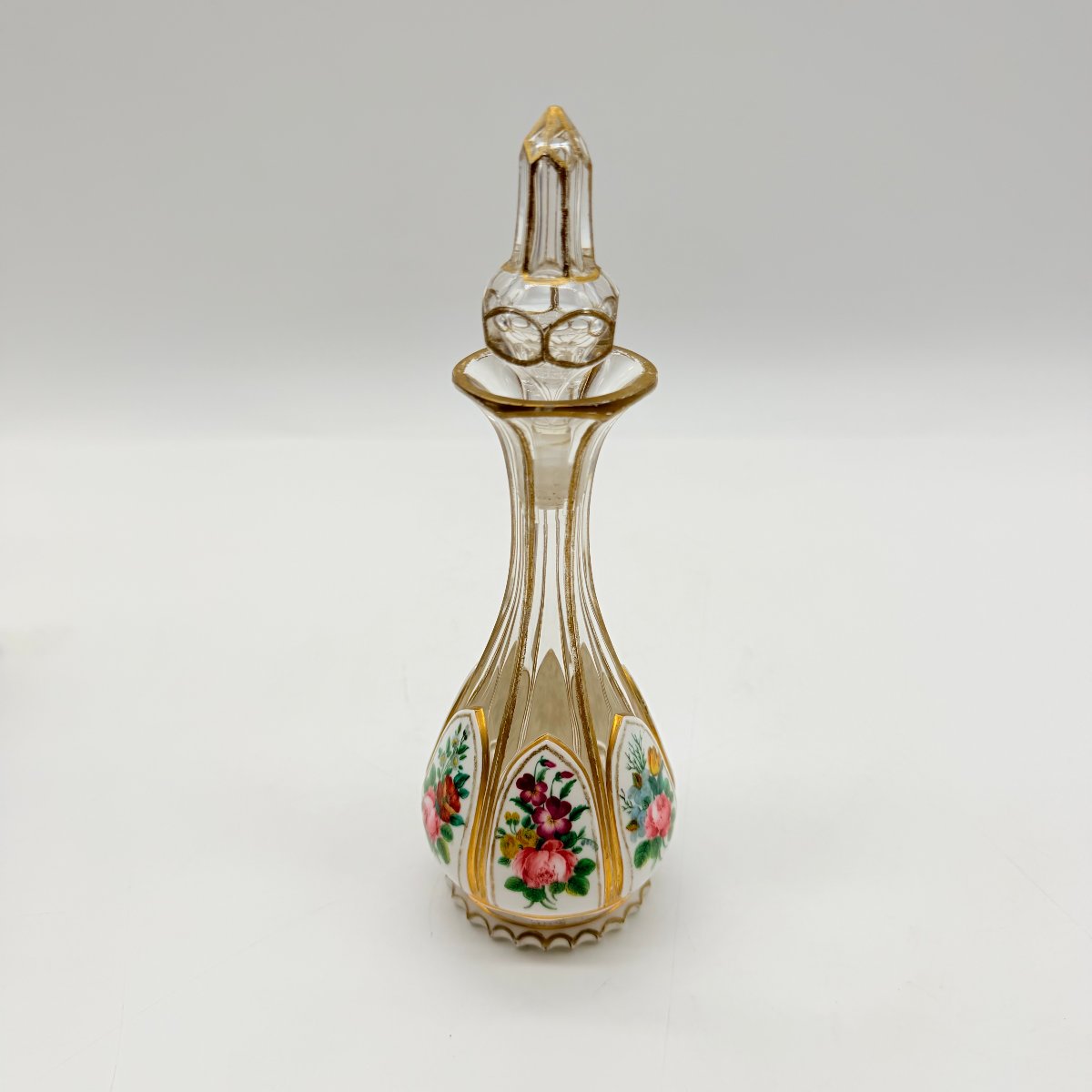 FLACON À PARFUM EN CRISTAL DOUBLÉ BLANC OPALIN ÉMAILLÉ ET DORÉ, BOHÊME, XIXe