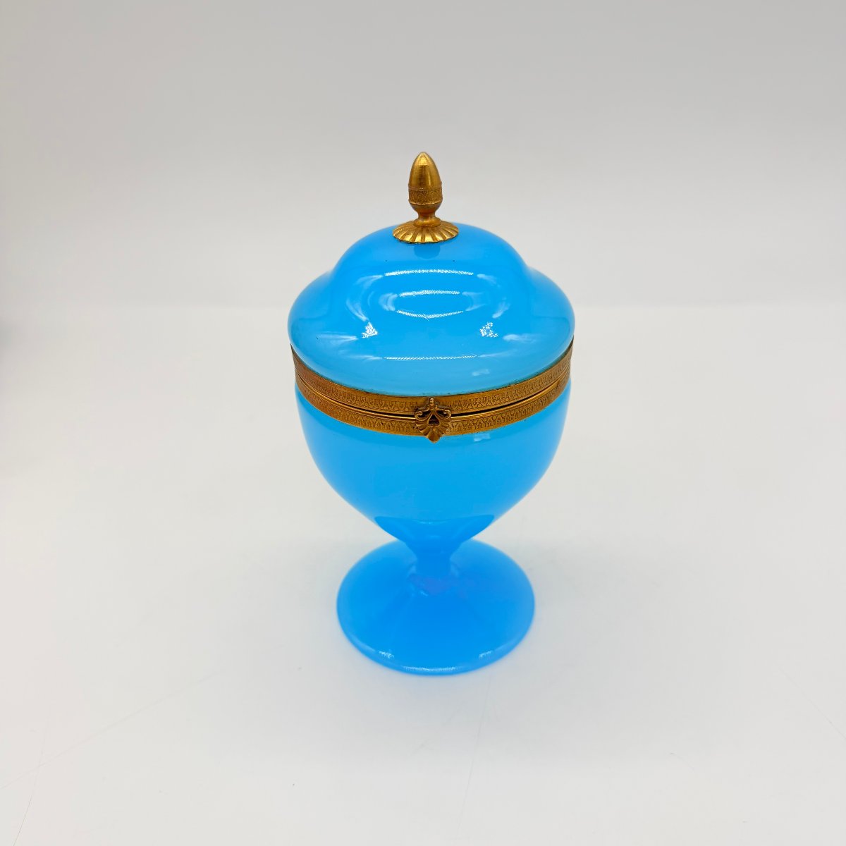 COUPE COUVERTE OU BONBONNIÈRE SUR PIÉDOUCHE EN OPALINE BLEU TURQUOISE, XIXe-photo-2