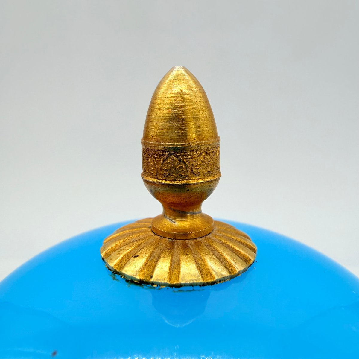 COUPE COUVERTE OU BONBONNIÈRE SUR PIÉDOUCHE EN OPALINE BLEU TURQUOISE, XIXe-photo-3
