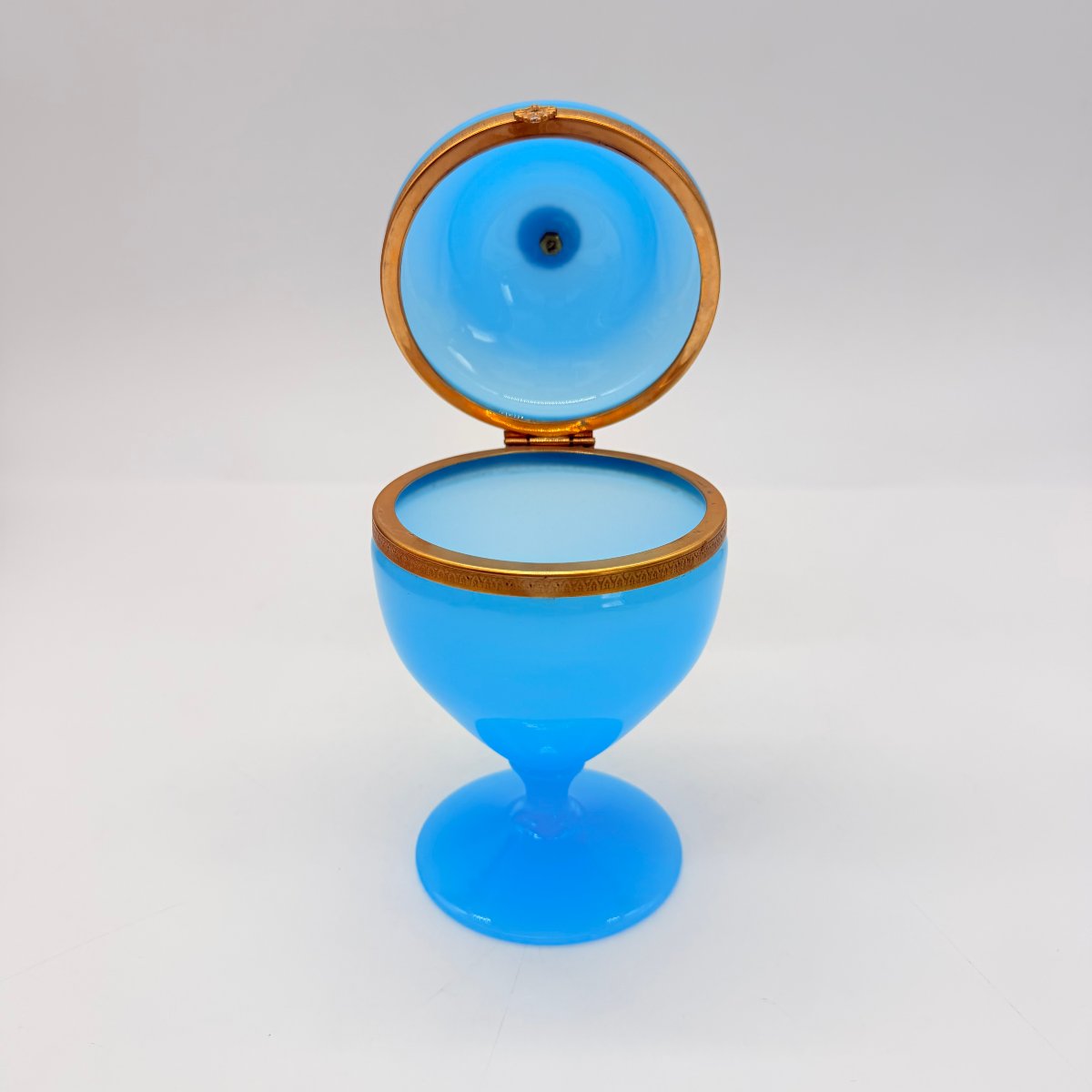 COUPE COUVERTE OU BONBONNIÈRE SUR PIÉDOUCHE EN OPALINE BLEU TURQUOISE, XIXe-photo-1