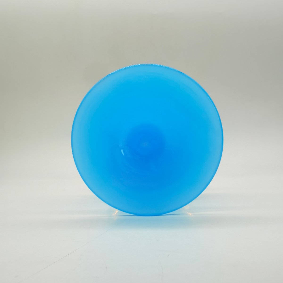 COUPE COUVERTE OU BONBONNIÈRE SUR PIÉDOUCHE EN OPALINE BLEU TURQUOISE, XIXe-photo-2