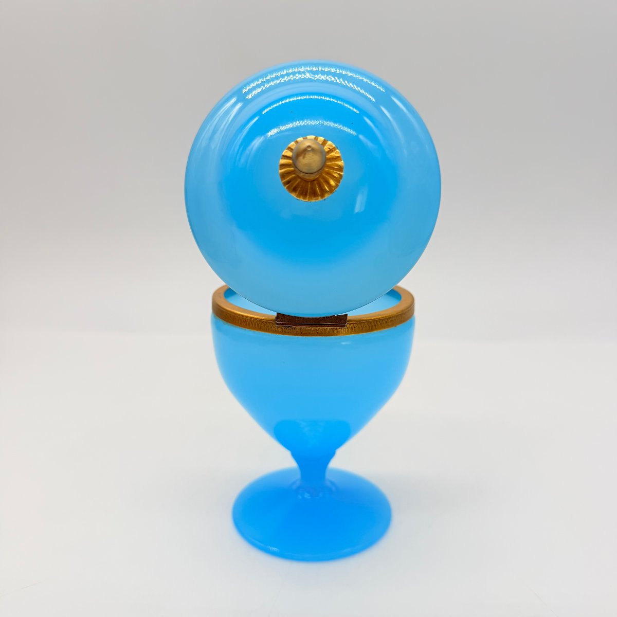 COUPE COUVERTE OU BONBONNIÈRE SUR PIÉDOUCHE EN OPALINE BLEU TURQUOISE, XIXe-photo-3