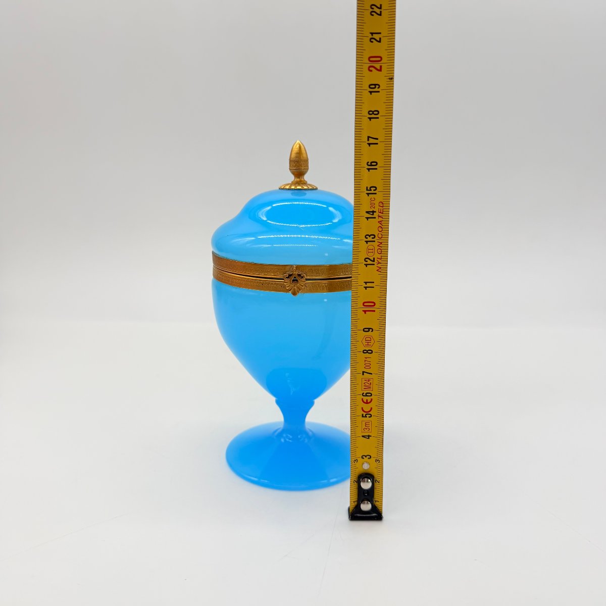 COUPE COUVERTE OU BONBONNIÈRE SUR PIÉDOUCHE EN OPALINE BLEU TURQUOISE, XIXe-photo-8