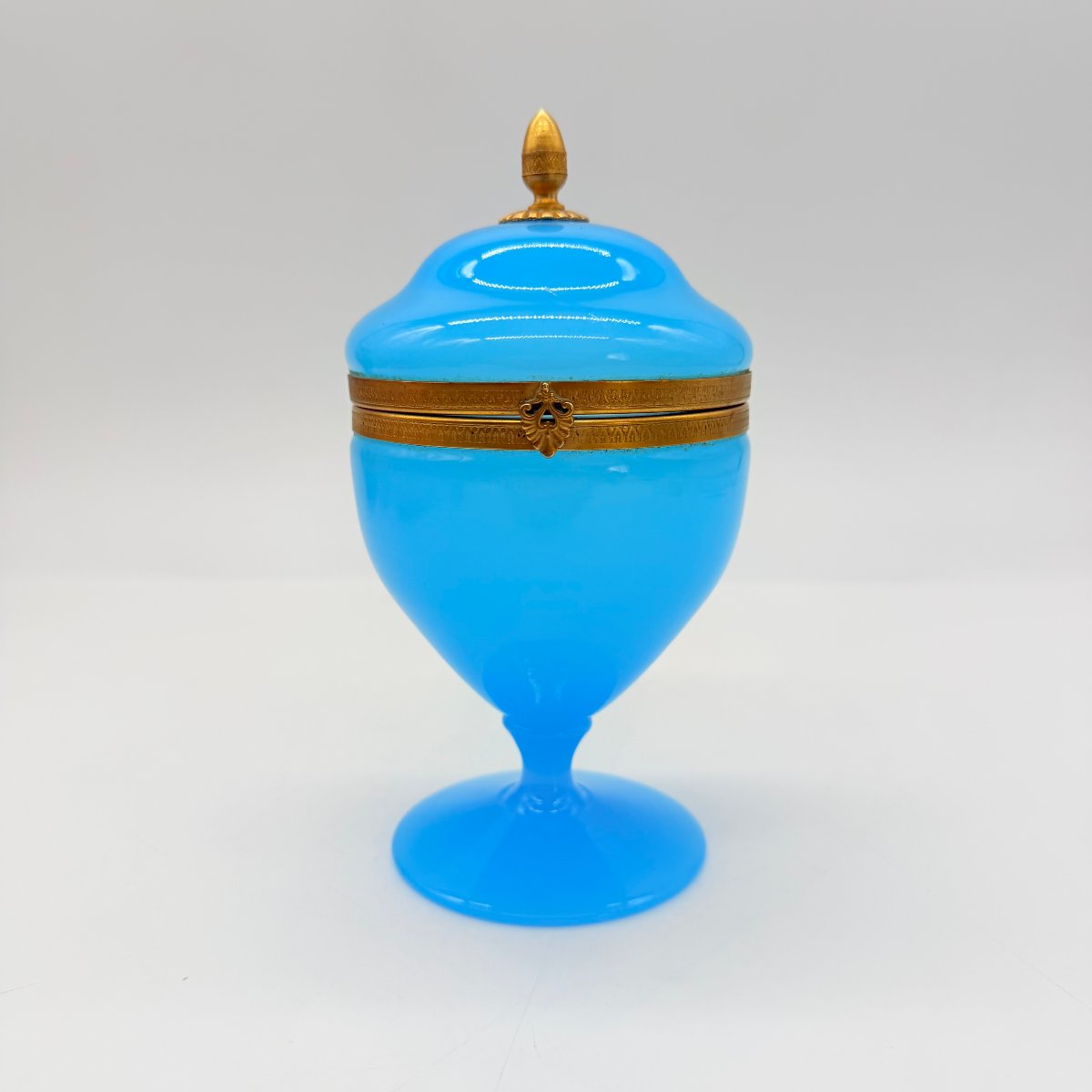COUPE COUVERTE OU BONBONNIÈRE SUR PIÉDOUCHE EN OPALINE BLEU TURQUOISE, XIXe
