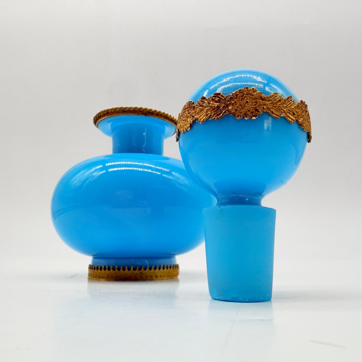 FLACON À PARFUM EN OPALINE BLEU TURQUOISE ET BRONZE DORÉ, ÉPOQUE CHARLES X / RESTAURATION-photo-3