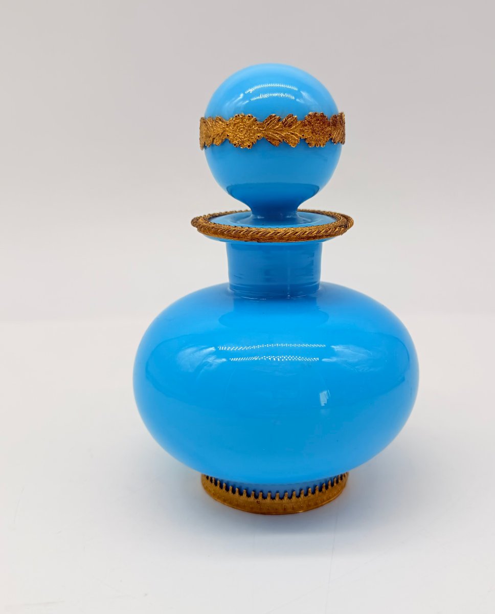 FLACON À PARFUM EN OPALINE BLEU TURQUOISE ET BRONZE DORÉ, ÉPOQUE CHARLES X / RESTAURATION