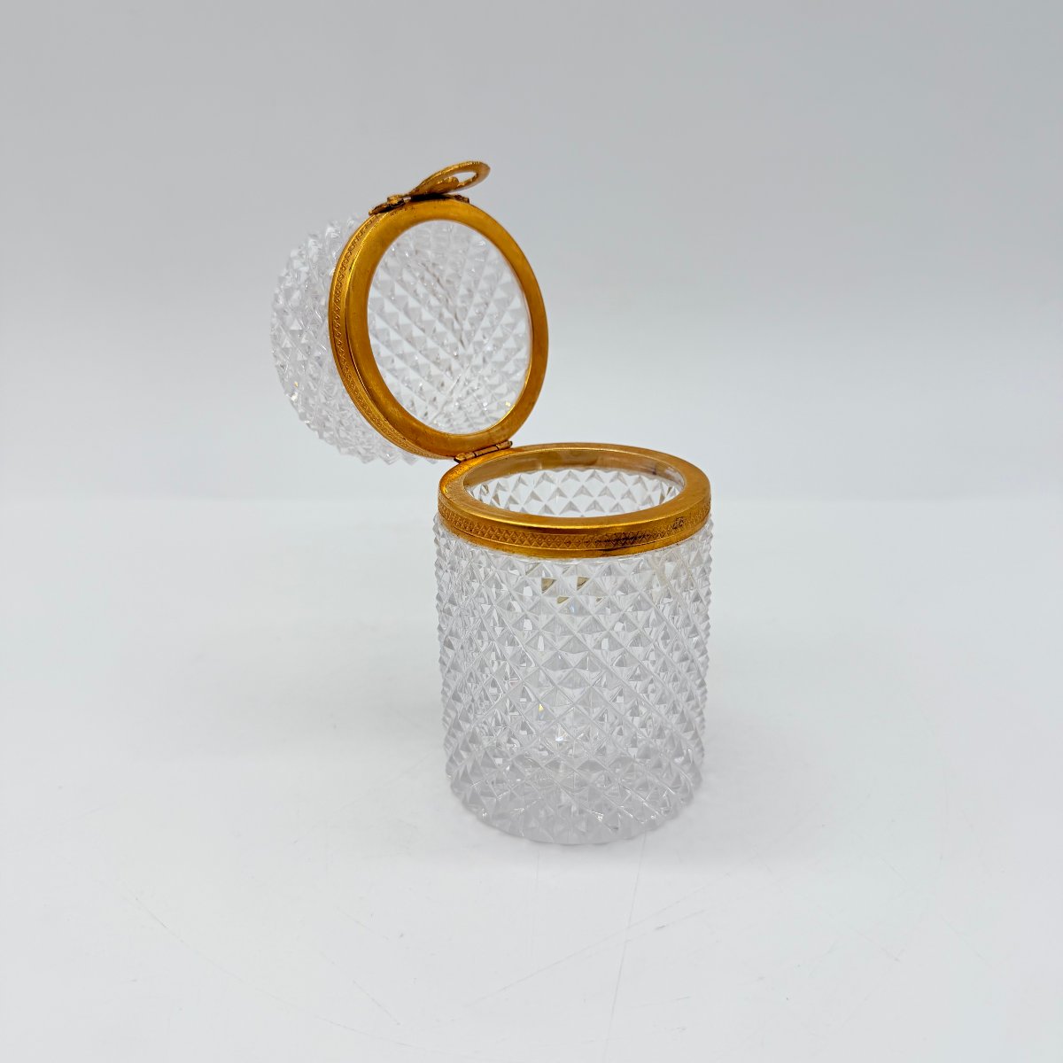 BOÎTE EN CRISTAL DE BACCARAT MOULÉ TAILLÉ ET MONTURE EN BRONZE DORÉ, ÉPOQUE CHARLES X -photo-4