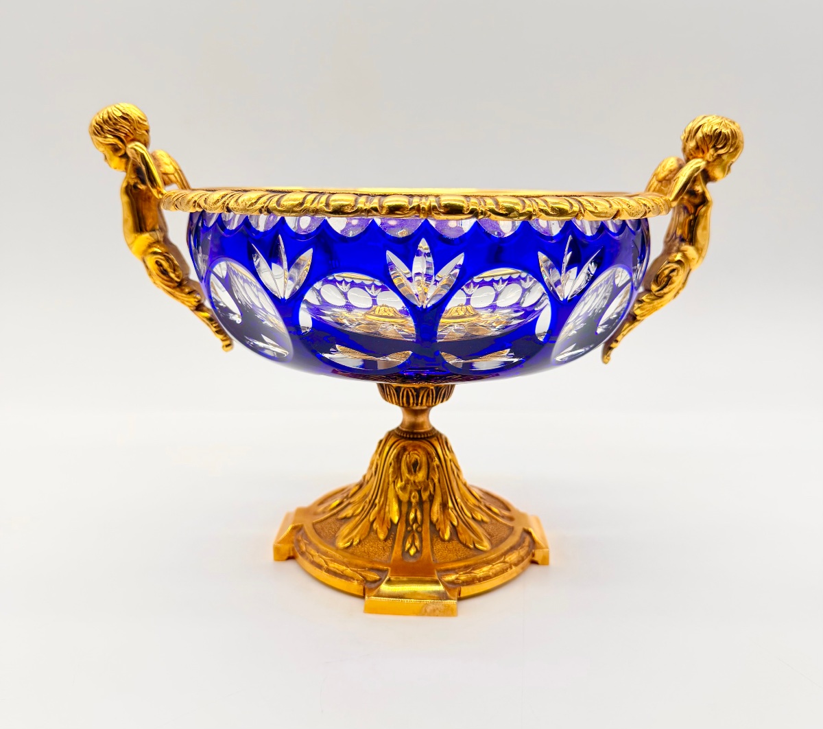 Coupe centrale en verre de Bohême doublé, dotée d'anses en forme de chérubins