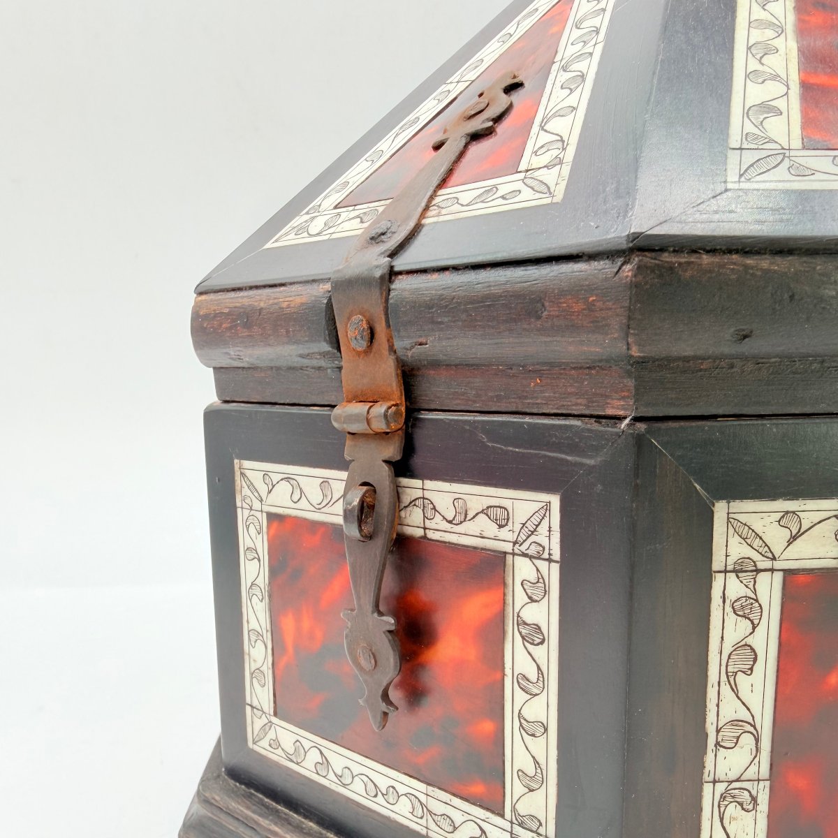 COFFRET OCTOGONAL HISPANO-MAURESQUE EN BOIS NOIRCI, ÉCAILLE ROUGE ET OS GRAVÉ, ESPAGNE, XVIIe -photo-4