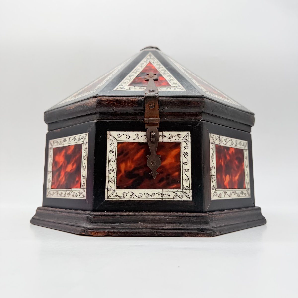 COFFRET OCTOGONAL HISPANO-MAURESQUE EN BOIS NOIRCI, ÉCAILLE ROUGE ET OS GRAVÉ, ESPAGNE, XVIIe -photo-1