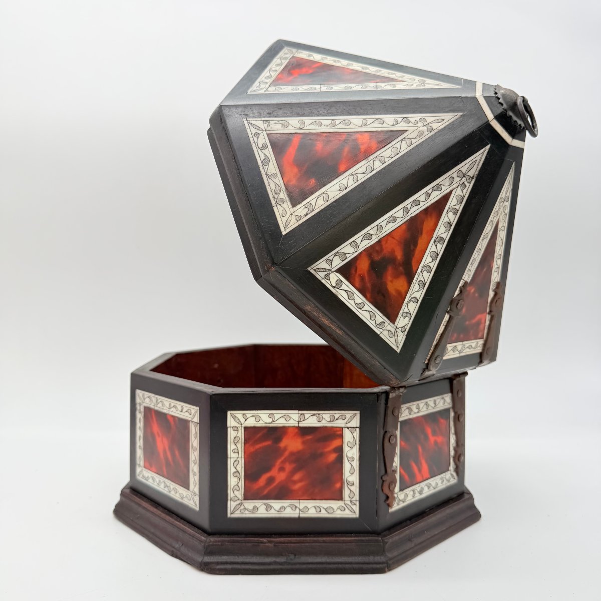COFFRET OCTOGONAL HISPANO-MAURESQUE EN BOIS NOIRCI, ÉCAILLE ROUGE ET OS GRAVÉ, ESPAGNE, XVIIe -photo-5