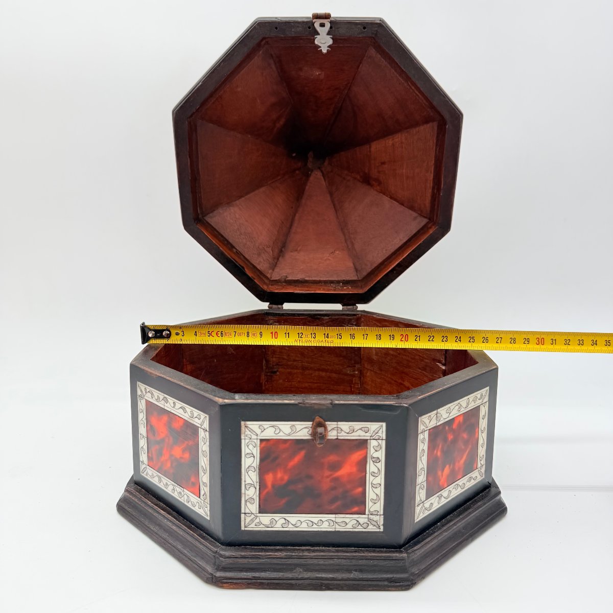 COFFRET OCTOGONAL HISPANO-MAURESQUE EN BOIS NOIRCI, ÉCAILLE ROUGE ET OS GRAVÉ, ESPAGNE, XVIIe -photo-6