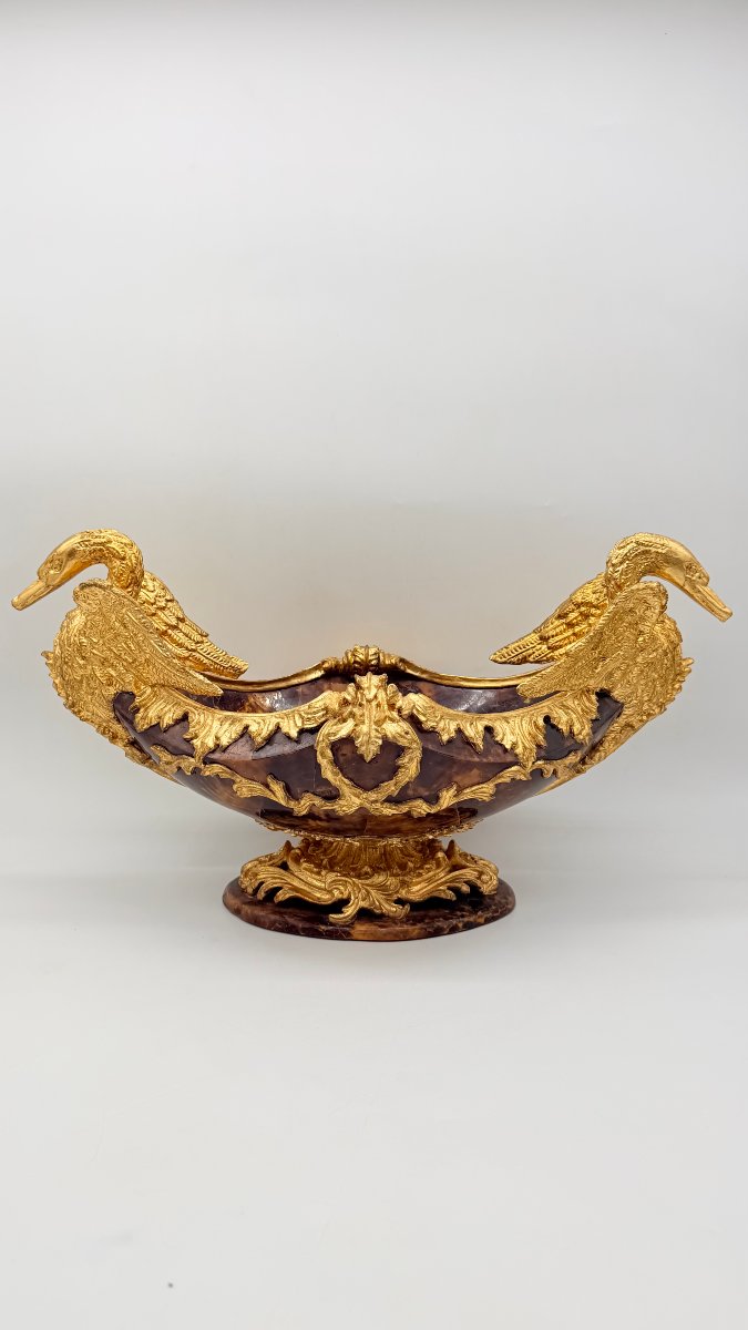 COUPE NAVACELLE OU SURTOUT DE TABLE EN MARBRE ET BRONZE DORÉ, STYLE LOUIS XV, XIXe SIÈCLE   