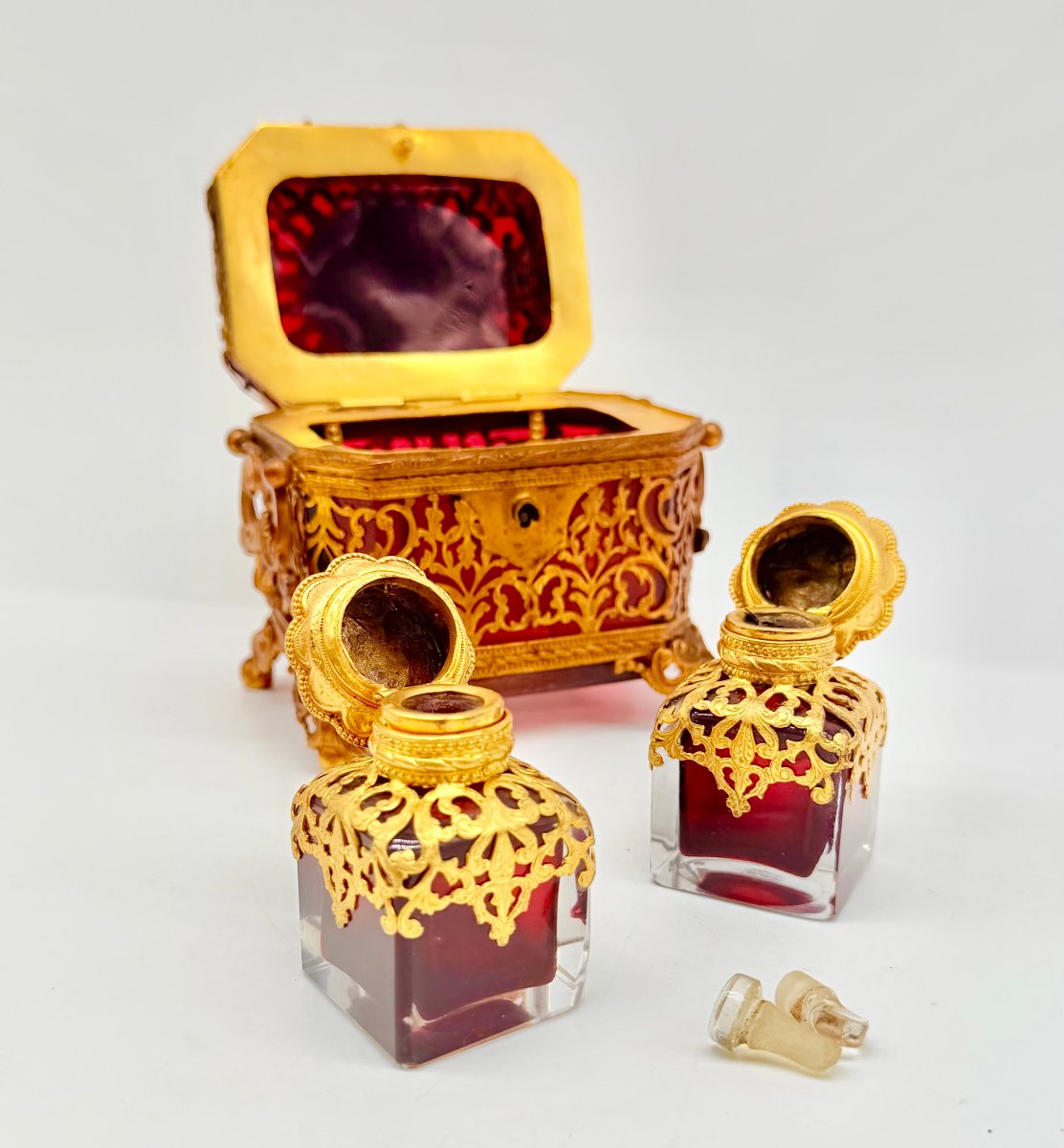 NÉCESSAIRE À PARFUM EN VERRE ROUGE RUBIS À MONTURE FILIGRANÉE ET SOUVENIRS DE PARIS, CHARLES X-photo-2