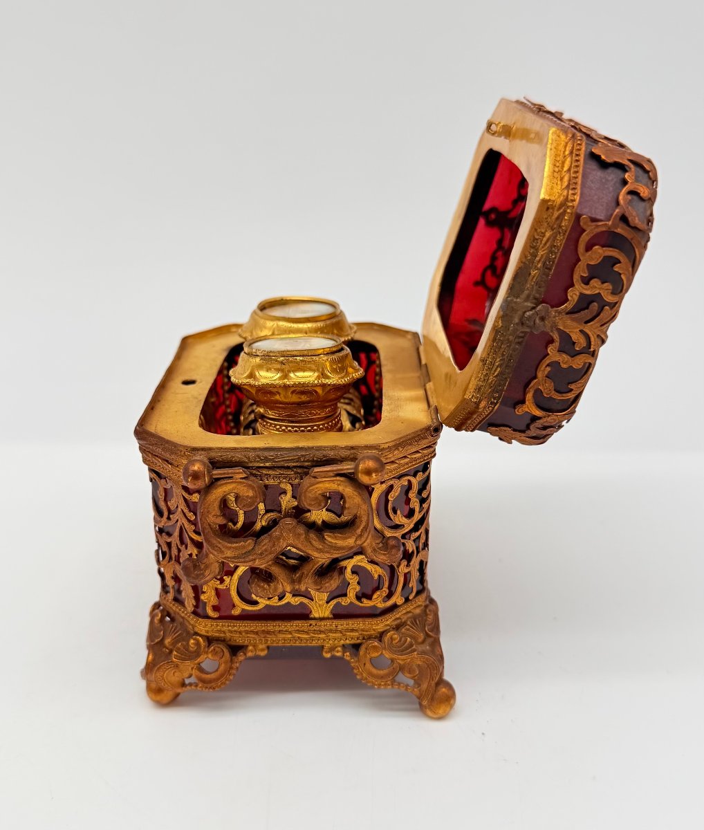 NÉCESSAIRE À PARFUM EN VERRE ROUGE RUBIS À MONTURE FILIGRANÉE ET SOUVENIRS DE PARIS, CHARLES X-photo-4
