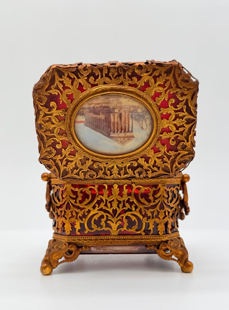 NÉCESSAIRE À PARFUM EN VERRE ROUGE RUBIS À MONTURE FILIGRANÉE ET SOUVENIRS DE PARIS, CHARLES X-photo-1