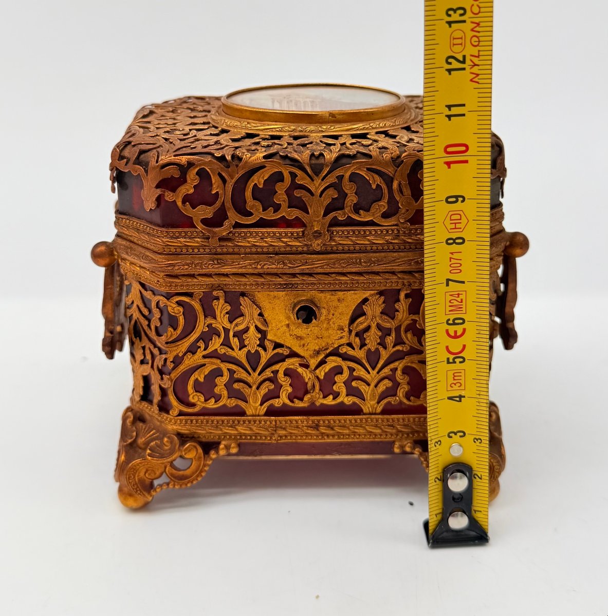 NÉCESSAIRE À PARFUM EN VERRE ROUGE RUBIS À MONTURE FILIGRANÉE ET SOUVENIRS DE PARIS, CHARLES X-photo-6