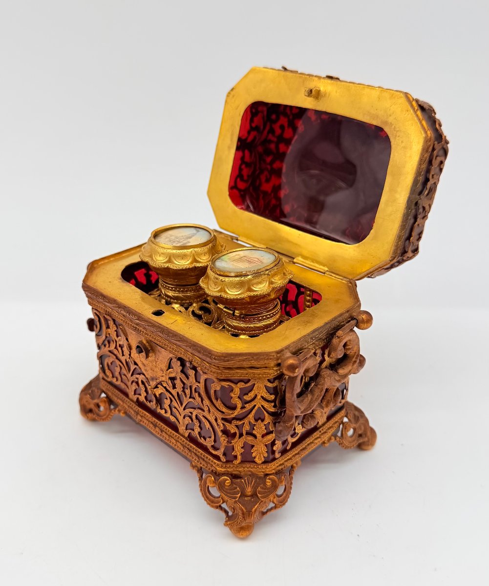 NÉCESSAIRE À PARFUM EN VERRE ROUGE RUBIS À MONTURE FILIGRANÉE ET SOUVENIRS DE PARIS, CHARLES X