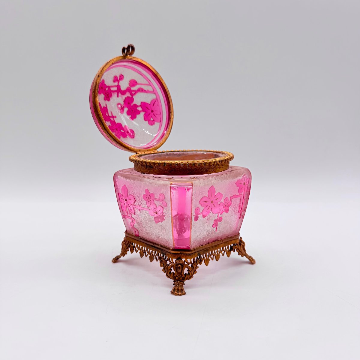 COFFRET QUADRANGULAIRE EN CRISTAL CRANBERRY GRAVÉ À DÉCOR JAPONISANT ART NOUVEAU-photo-2