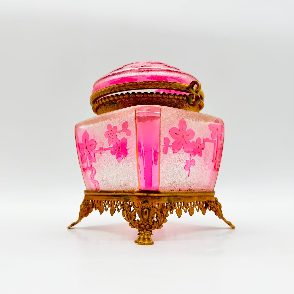 COFFRET QUADRANGULAIRE EN CRISTAL CRANBERRY GRAVÉ À DÉCOR JAPONISANT ART NOUVEAU