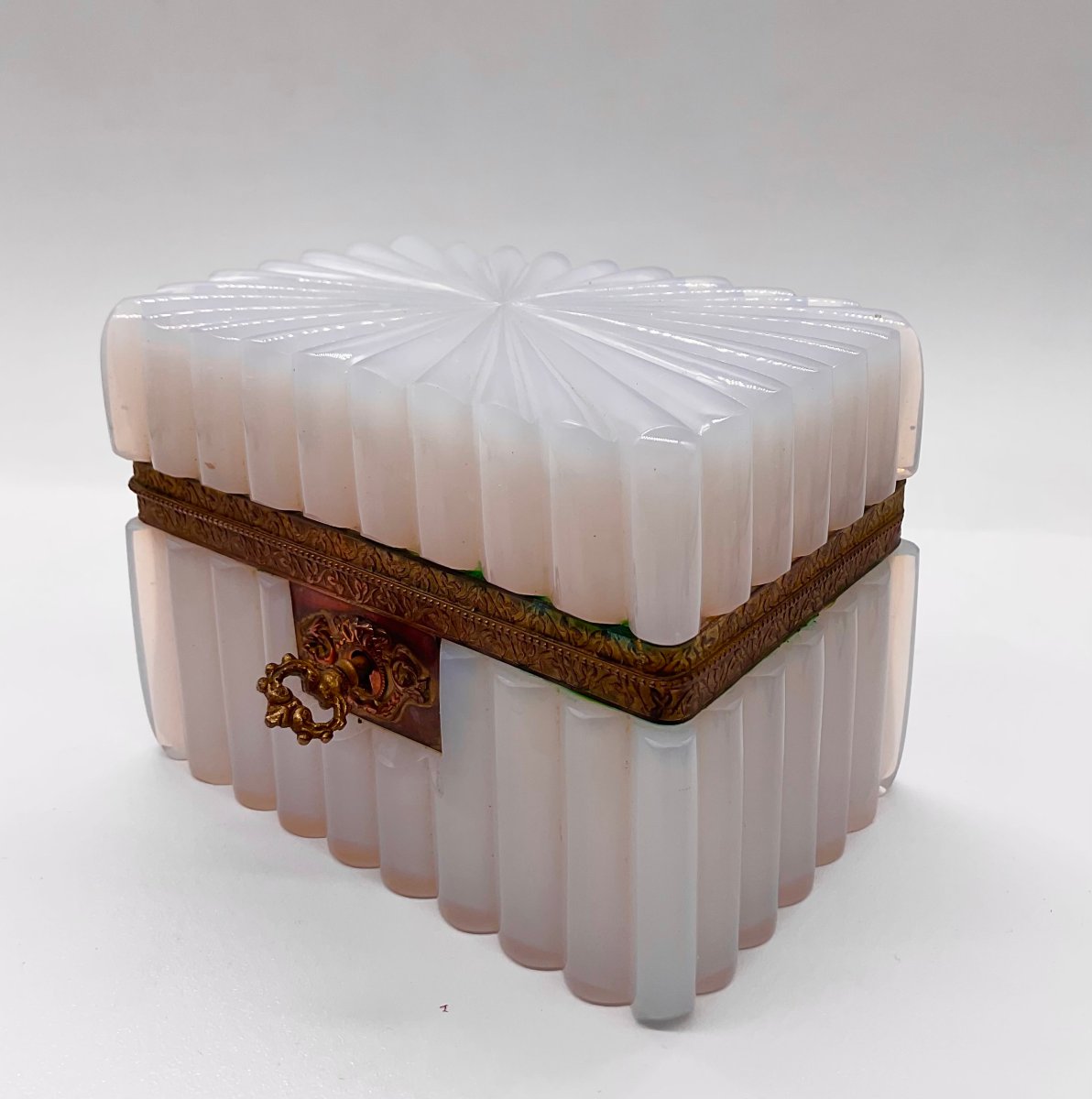 COFFRET RECTANGULAIRE EN OPALINE BLANCHE CRAYONNÉE OU GAUFRÉE, ÉPOQUE CHARLES X / RESTAURATION-photo-2