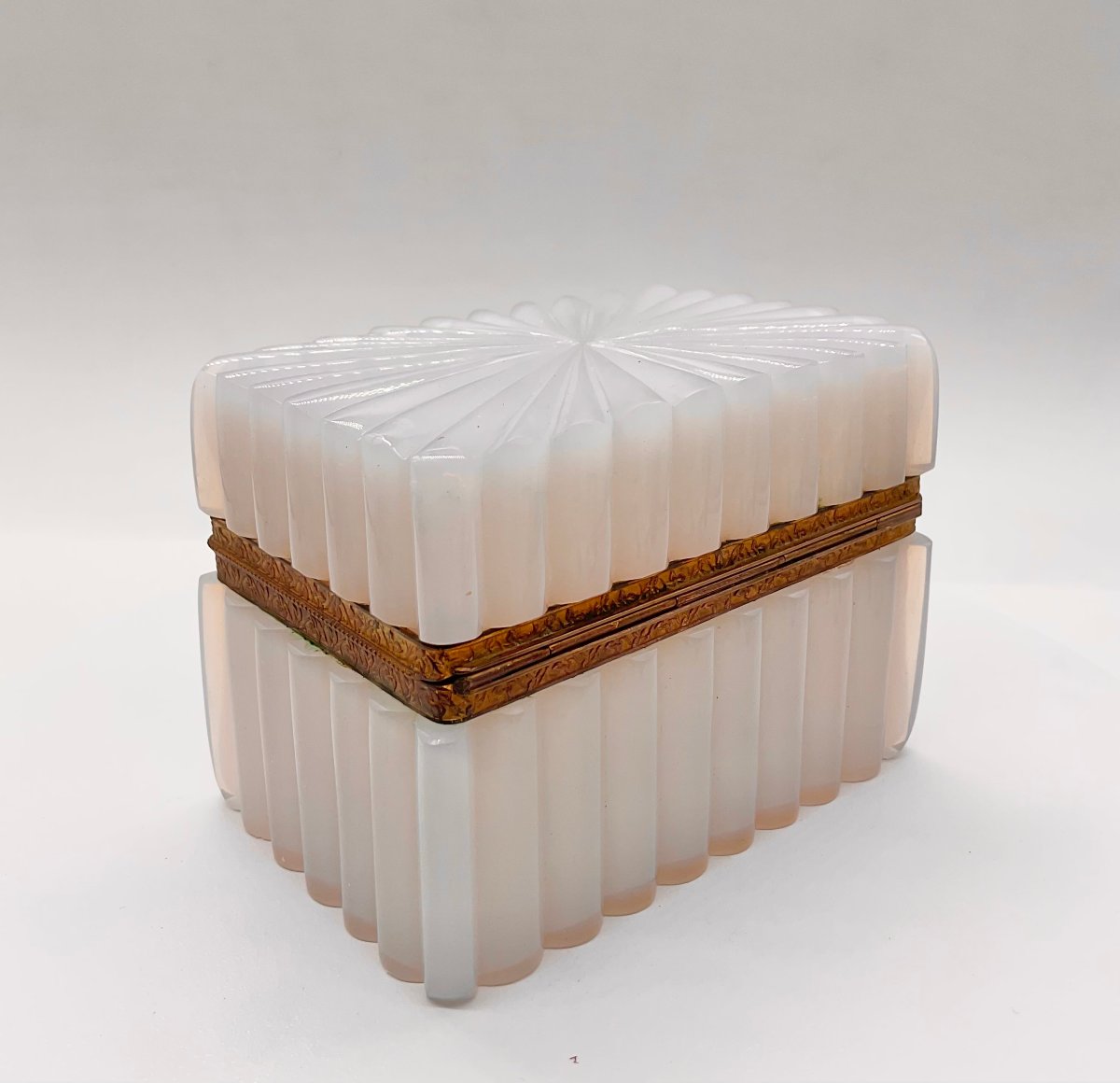 COFFRET RECTANGULAIRE EN OPALINE BLANCHE CRAYONNÉE OU GAUFRÉE, ÉPOQUE CHARLES X / RESTAURATION-photo-3