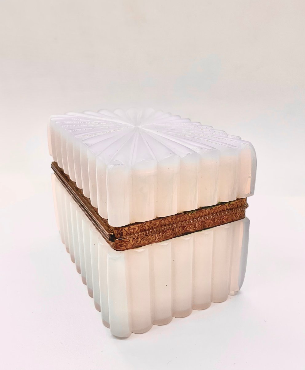 COFFRET RECTANGULAIRE EN OPALINE BLANCHE CRAYONNÉE OU GAUFRÉE, ÉPOQUE CHARLES X / RESTAURATION-photo-4