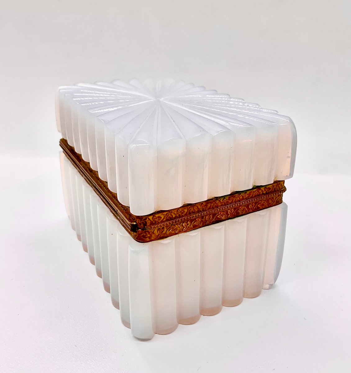 COFFRET RECTANGULAIRE EN OPALINE BLANCHE CRAYONNÉE OU GAUFRÉE, ÉPOQUE CHARLES X / RESTAURATION-photo-1