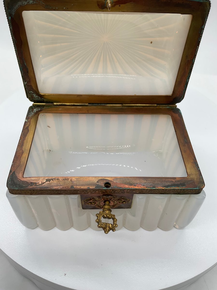 COFFRET RECTANGULAIRE EN OPALINE BLANCHE CRAYONNÉE OU GAUFRÉE, ÉPOQUE CHARLES X / RESTAURATION-photo-2