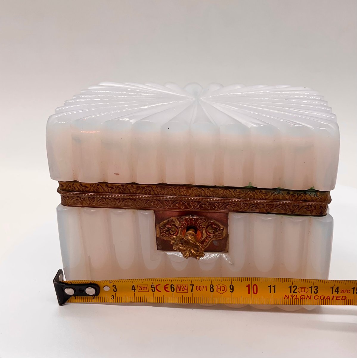 COFFRET RECTANGULAIRE EN OPALINE BLANCHE CRAYONNÉE OU GAUFRÉE, ÉPOQUE CHARLES X / RESTAURATION-photo-3