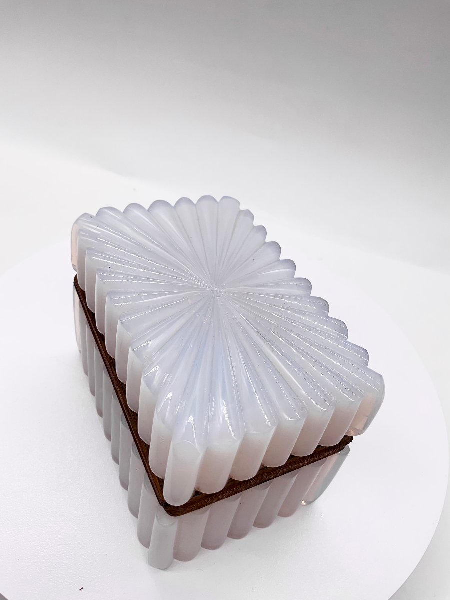 COFFRET RECTANGULAIRE EN OPALINE BLANCHE CRAYONNÉE OU GAUFRÉE, ÉPOQUE CHARLES X / RESTAURATION-photo-4
