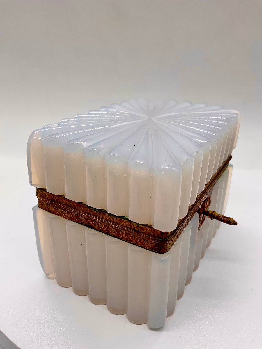 COFFRET RECTANGULAIRE EN OPALINE BLANCHE CRAYONNÉE OU GAUFRÉE, ÉPOQUE CHARLES X / RESTAURATION-photo-5