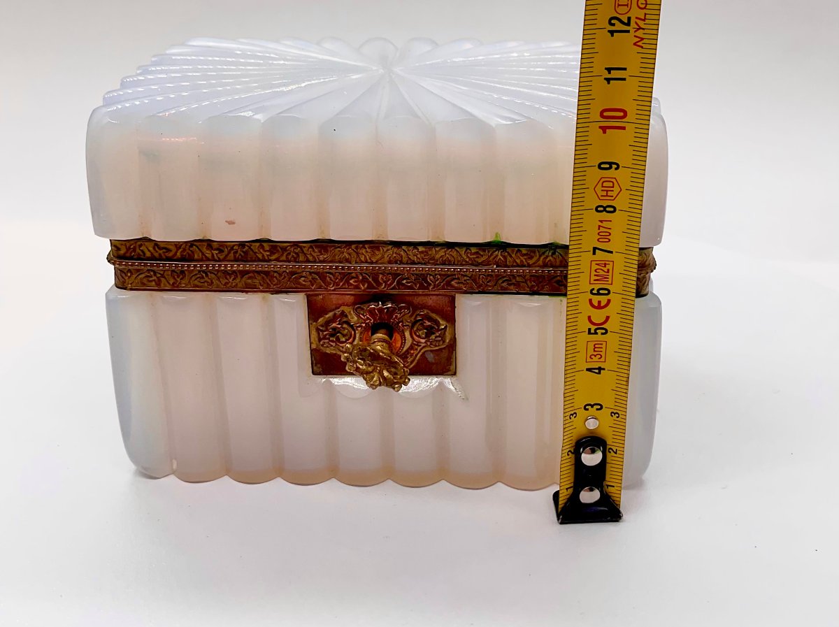 COFFRET RECTANGULAIRE EN OPALINE BLANCHE CRAYONNÉE OU GAUFRÉE, ÉPOQUE CHARLES X / RESTAURATION-photo-6