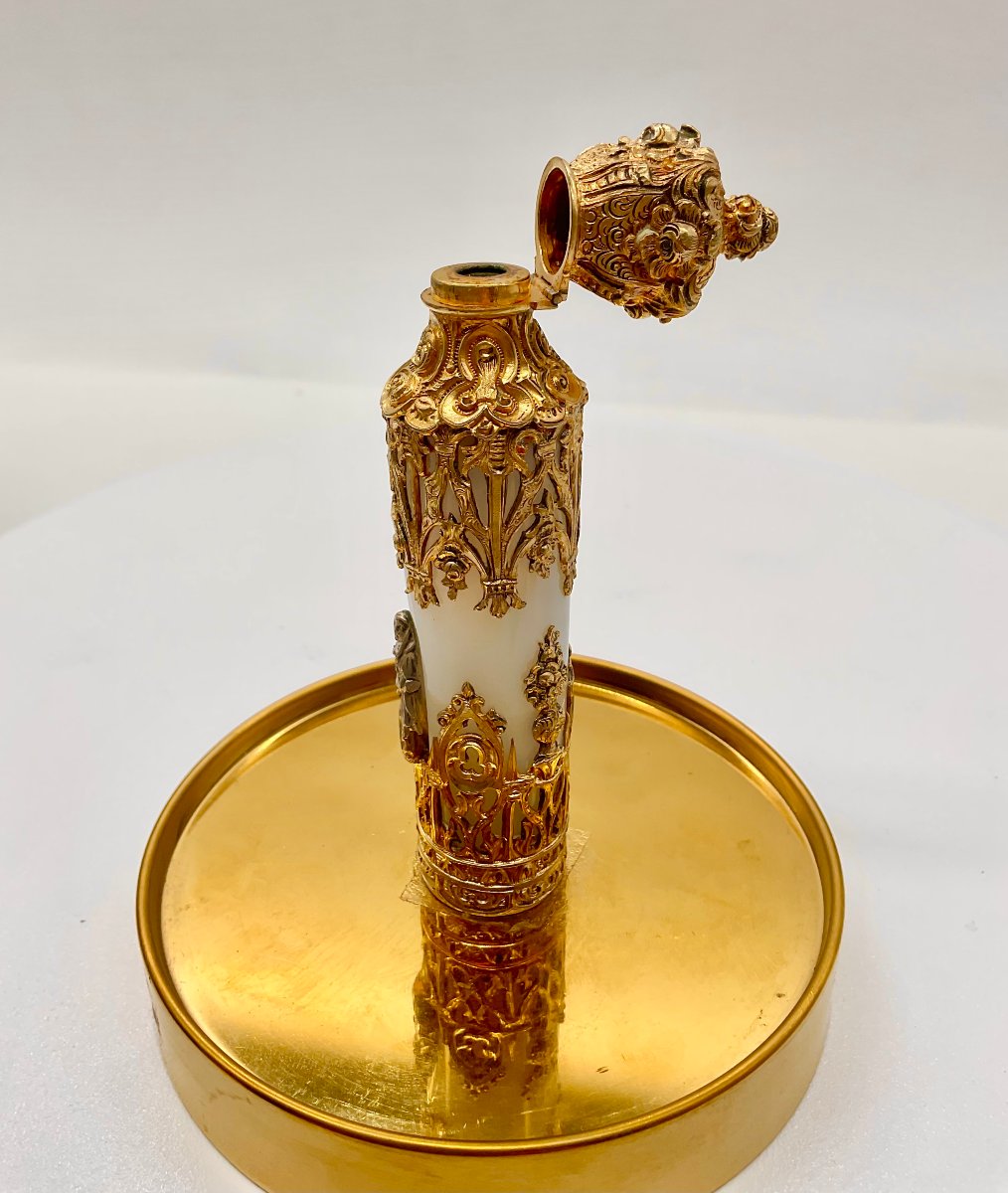 French Charles X Gilt Brass Neogothic Mounted White Opaline Chatelaine Scent Bottle-photo-3